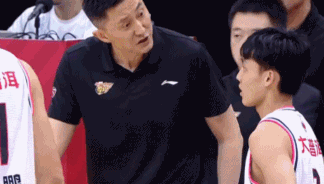 徐杰抢镜造成山东外援违体垫脚王汝恒引争议杜锋贴脸怒骂