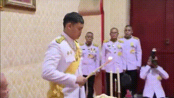 泰国提帮功王子参加活动,动作潇洒一气呵成,颇有王室风范