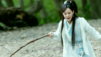 而李一桐真正高光的时候,是在17年上映的新版《射雕英雄传》当中;不过