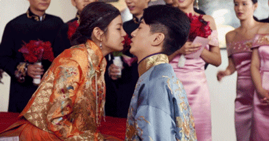 娱乐圈中比较典型的,像陈晓和陈妍希同样是奉子成婚,但是他们结婚时