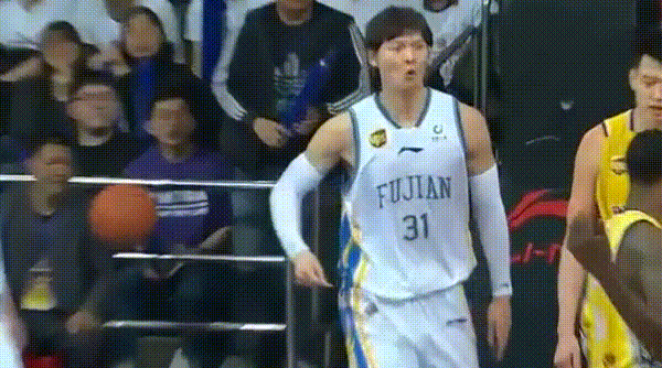 朱旭航碎碎念口型清晰可见球迷形象调侃王哲林浙江分林