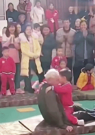从小宠爱还不算完,爷爷奶奶就是要一直宠爱孙子孙女,就算他们结婚成家