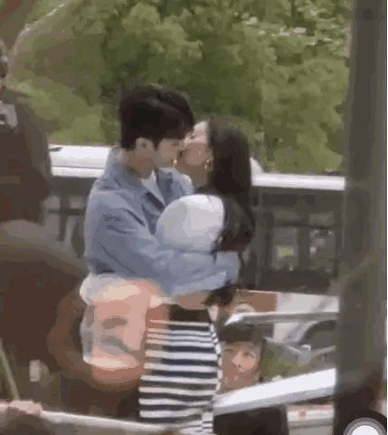 两人正在路上拍摄一场非常甜蜜浪漫的吻戏,许凯紧紧搂着杨幂的小蛮腰