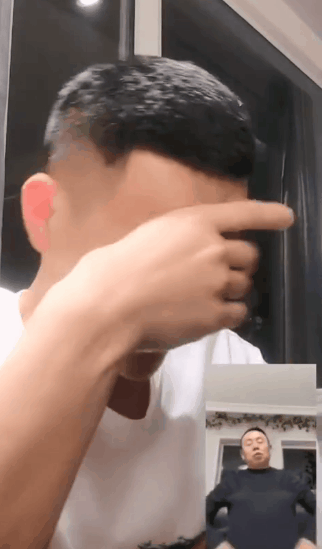 忽然接到了一个连线邀请,就在嘎子哭的最凶的时候,哭得不要不要的.