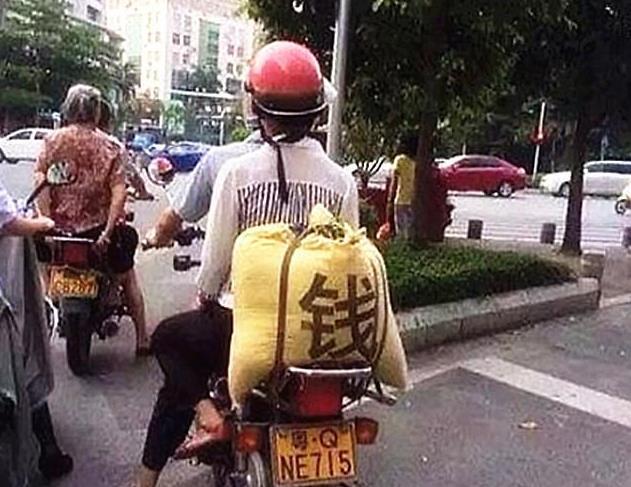 冰箱姐GIF：姑娘弯腰捡东西，大哥你在后面干嘛！小心被抓