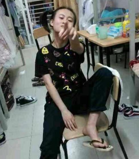 冰箱姐GIF：姑娘弯腰捡东西，大哥你在后面干嘛！小心被抓