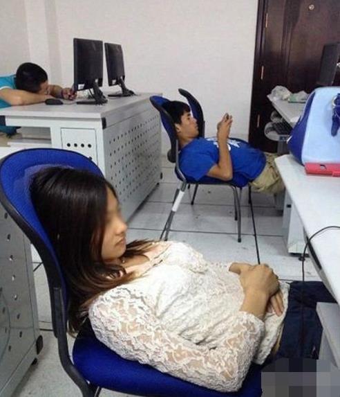 冰箱姐GIF：姑娘弯腰捡东西，大哥你在后面干嘛！小心被抓