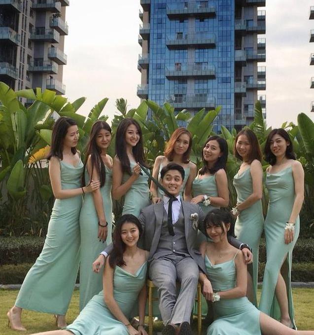 冰箱姐GIF：姑娘弯腰捡东西，大哥你在后面干嘛！小心被抓