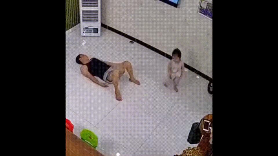 女儿在老公身边踢球结果一脚踢碎了我们的二胎梦