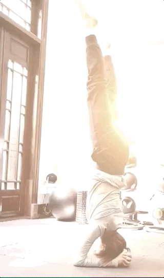 孙俪练瑜伽上演高难度动作空中劈叉彰显柔韧度修身养性超自律