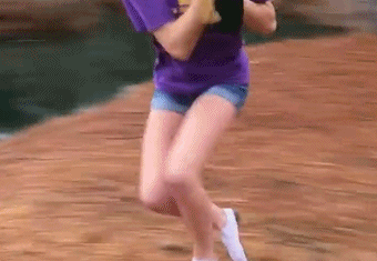 按照礼数,阿姨是应该把妹子扶起来的,但看她跪的方向有点不对,都不知