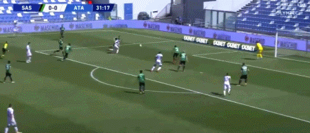 比赛开始,亚特兰大攻得特别猛,丝毫不给对手机会,一度压在对手半场