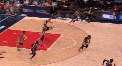 半场结束前,韦少近乎压哨的中投命中!韦少助攻来了!哈奇森滑翔劈扣!