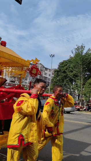 【围观】吹唢呐,敲锣打鼓……仪陇街头上演传统中式
