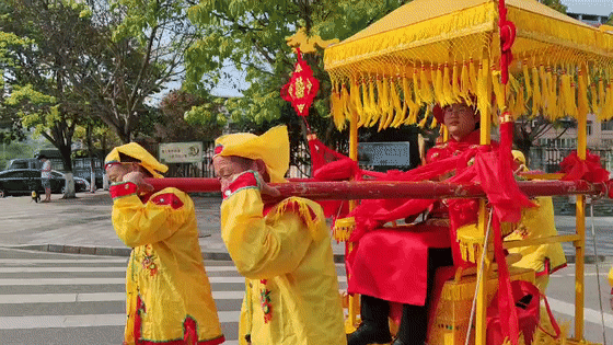 【围观】吹唢呐,敲锣打鼓……仪陇街头上演传统中式