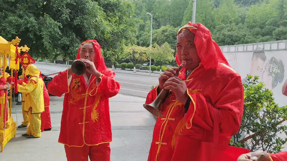 【围观】吹唢呐,敲锣打鼓……仪陇街头上演传统中式