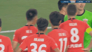 说着啥,李海新挥手严肃勒令他们走出禁区(下图),好让申花球员罚点球