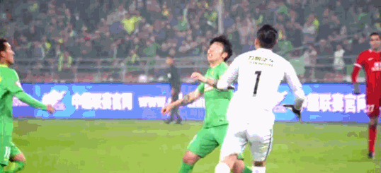 原来,当年国安vs重庆力帆时,张稀哲在对方球员陈雷伸手干扰其发球时