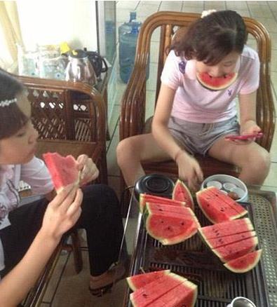 冰箱姐搞笑：姑娘这么大一桶针，打到身体里会要命的吧！