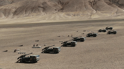 解放军王牌部队新型车载榴弹炮俗称卡车炮高原射得特别准