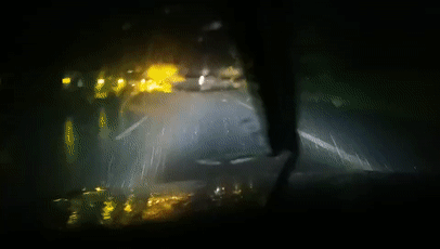11日凌晨2时许,g60沪昆高速株洲段突降暴雨,民警巡逻时发现路边有