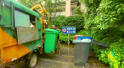 蹲点结果:垃圾车存在垃圾混装的情况!