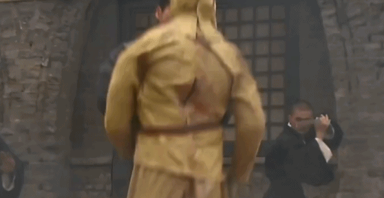 接着又手撕鬼子.里最经典的一拳打穿鬼子《抗日奇侠》更不用多说.