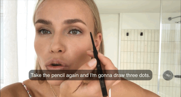 不多已经到了「可远观而不可亵玩焉」的程度,一旦化错,眼妆相当于重来