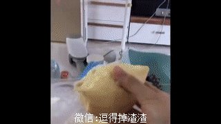 搞笑gif段子:在地铁上,我越发的感觉现在乘客们素质低