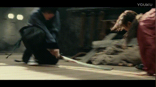 两人拔刀挥剑的焦灼打斗场面,是《浪客剑心》里经典名镜头之一.