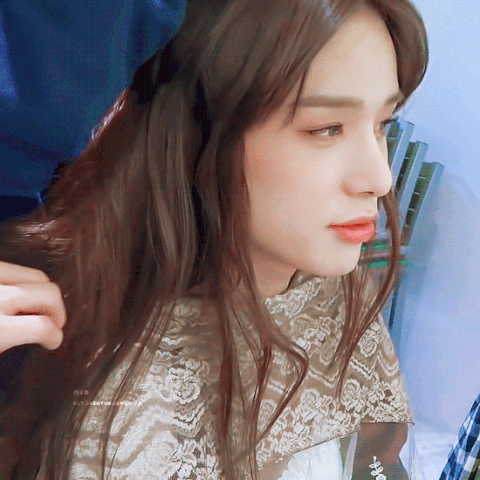 红唇微扬,眼睛清澈晶莹,那嘴角的一个浅笑