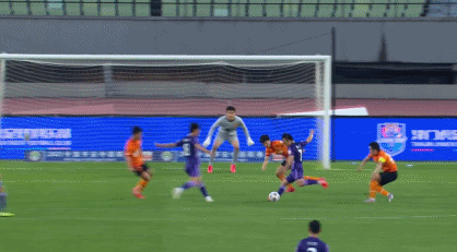 2 1 津门虎首胜,武汉队遇红牌 点球,李霄鹏苦笑,中超垫底 腾讯新闻