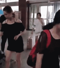 保安:都放上去! 要快!趁水不注意才行!