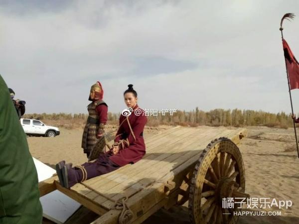 就算被五花大绑,依然保持优雅坐姿,刘诗诗的气