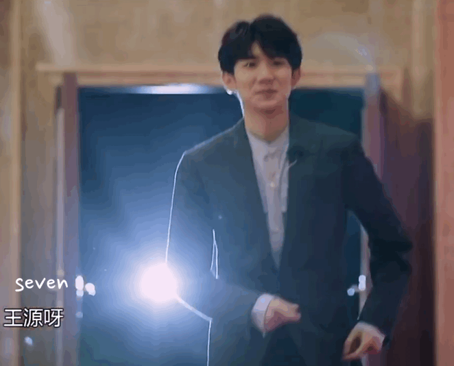 穿着西装,清新又帅气,不得不感慨当年的小乖乖真的是长大了呀!