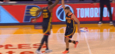 3人包夹库里仍然命中压哨三分一路欢快跑回更衣室詹眉神伤