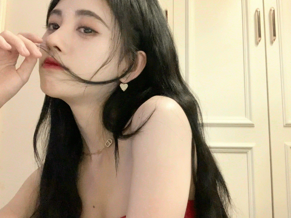 顺延松散的齐刘海,搭配俏皮短发小v脸就出来了.