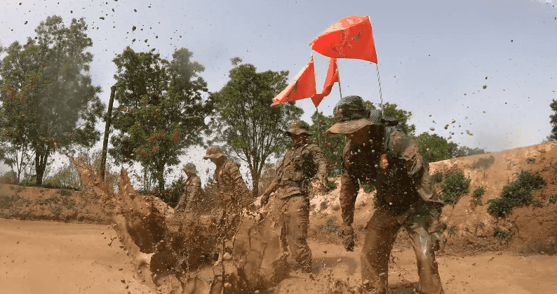 极限体能训练要求集训队员在泥塘中全副武装,连贯完成400米单兵战术