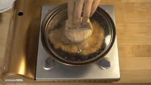 其实很简单,直接用筷子戳猪排,如果轻松能够戳穿,就代表猪排已经熟透