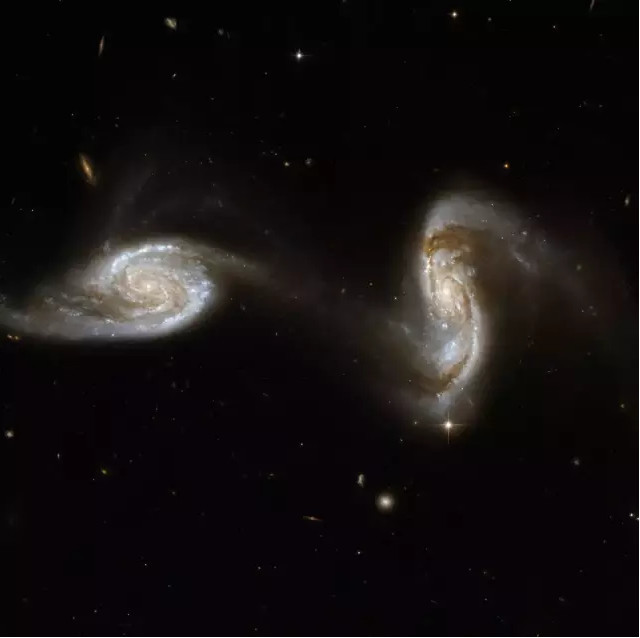 星系与星系碰撞会发生什么?_腾讯科技