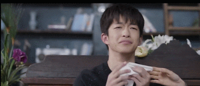 后来他出道的第一部作品就是一部偶像剧;多亏招生的老师网开一面,这