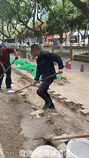 搞笑gif段子: 哥,咱俩的游戏机为啥不一样呢?