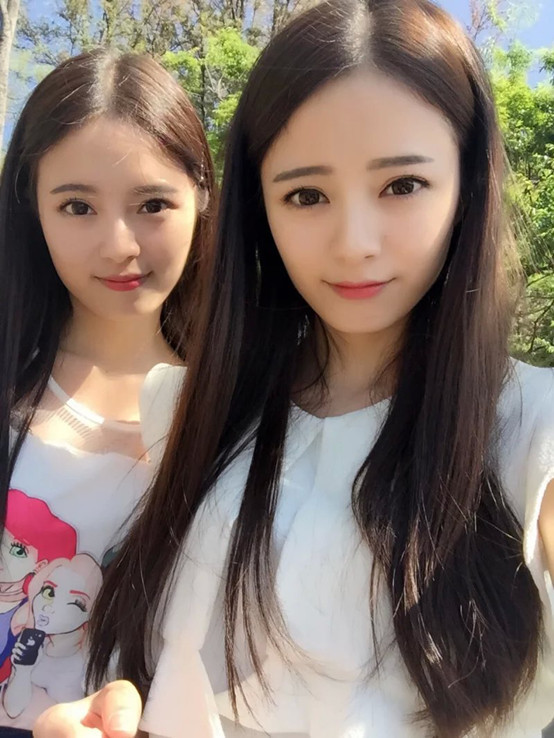 最美双胞胎女主播:心有灵犀 一起直播开黑