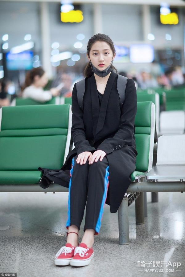 机场穿着校服裤喝牛奶,原来关晓彤也是带货小