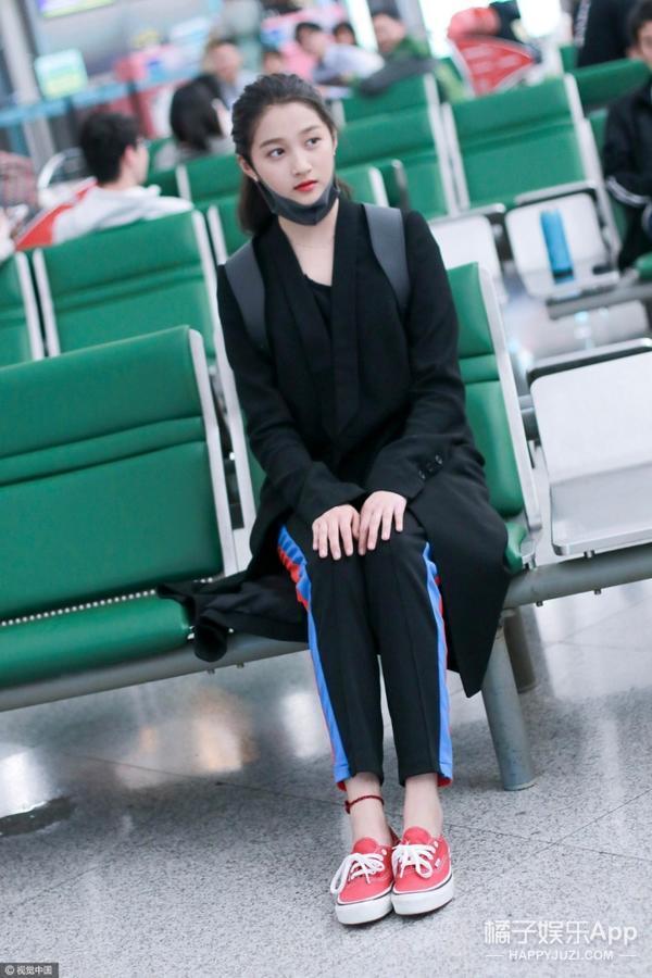 机场穿着校服裤喝牛奶,原来关晓彤也是带货小