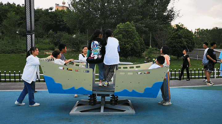 滑轨秋千你就能感受到了69在这里不仅能锻炼孩子体能更能增进家长与