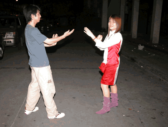 华裔女子遭黑人袭击的事件,告诉我们女孩子一定要学防身