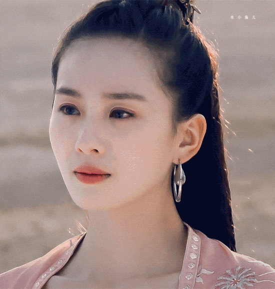 她一身蓝衣,纯真烂漫,故事的结尾,她一身粉衣,惊艳了我们的时光