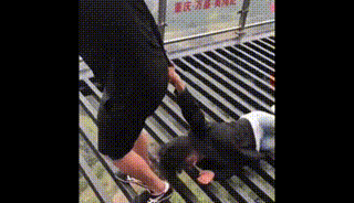 搞笑gif,交警被老汉碰瓷,高空拖行女友,那些你没见过的名场面
