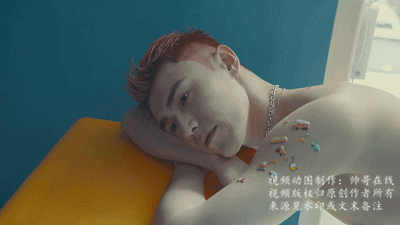 没办法,谁让他总有办法让一些明星帅哥们,乖乖的透出好身材去拍写真呢